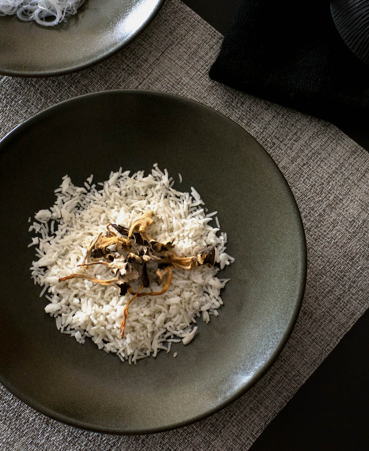 Plato Oval Nori - Negro / Verde Oscuro