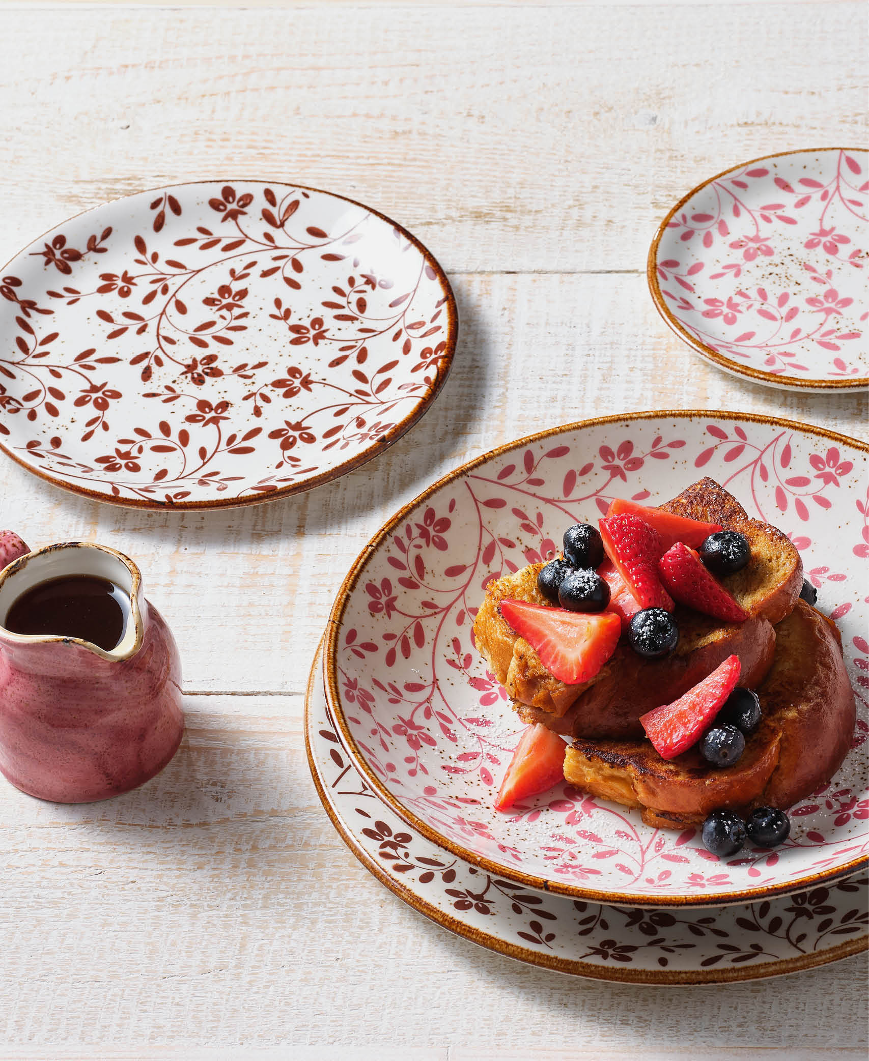 Platos coupe blancos con decoración floral rosa