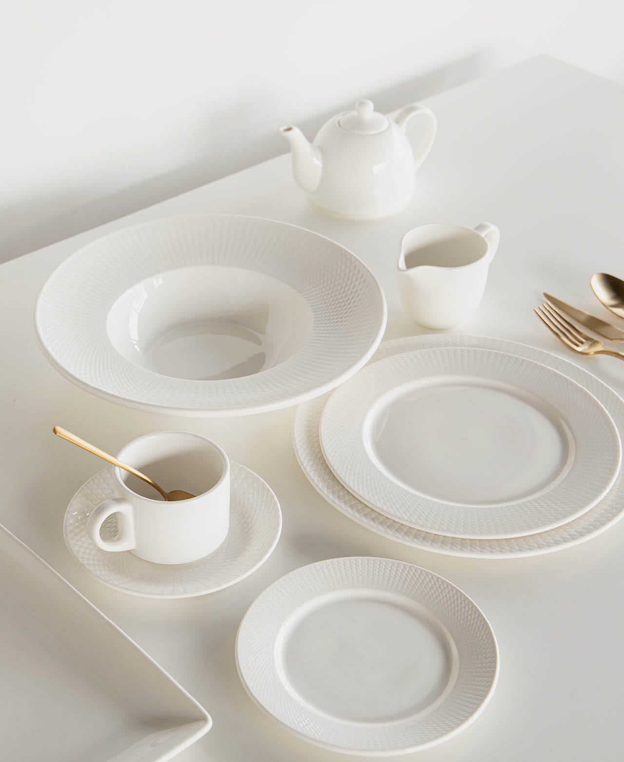 Plato Café Con Relieve Claudette - Blanco