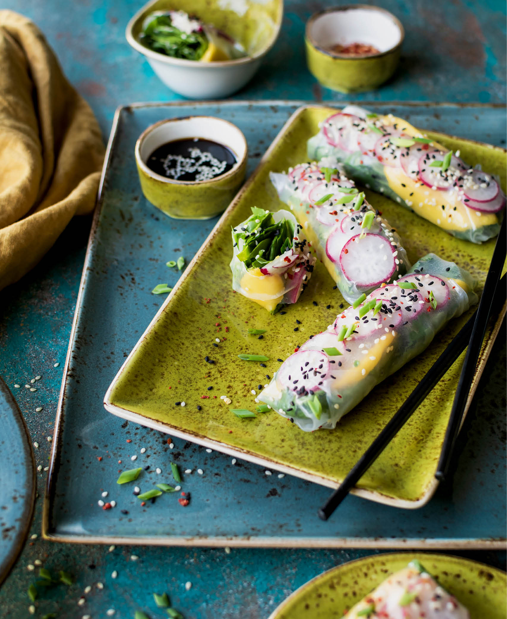 Fuentes azules y verdes con rollitos de primavera