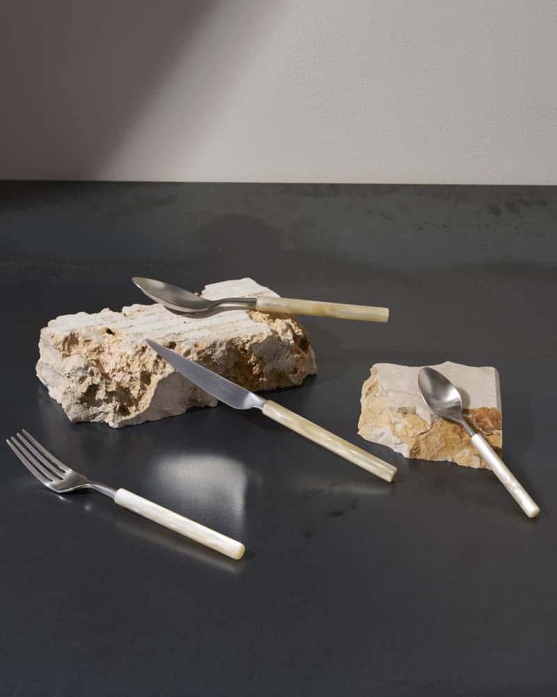 Cubertería Bugatti con mango nácar sobre piedra natural – colección de menaje para hostelería