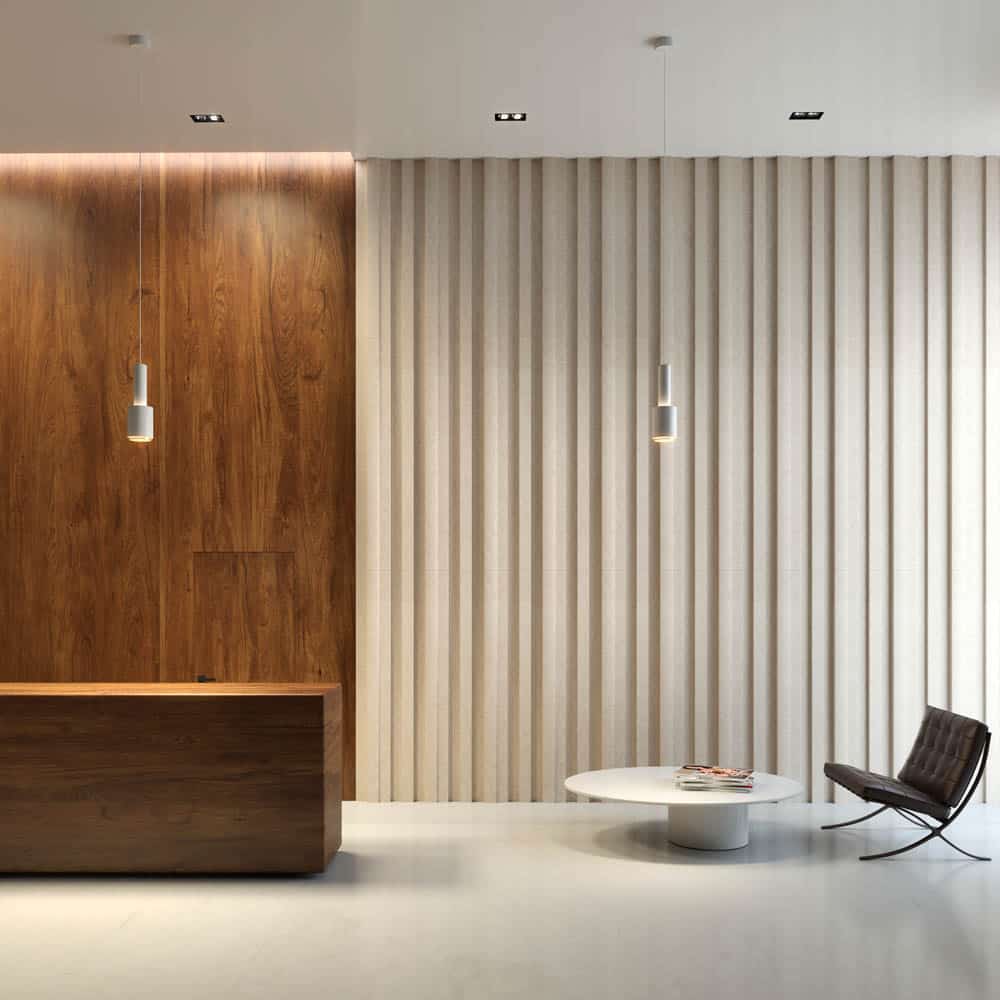 Panel acústico ondulado en recepción de hotel junto a revestimiento de madera – solución de aislamiento sonoro para espacios de bienvenida